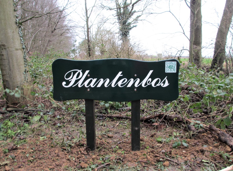 Steenderen - nieuwe bord 'Plantenbos' (foto HVS - Wim Knaake)